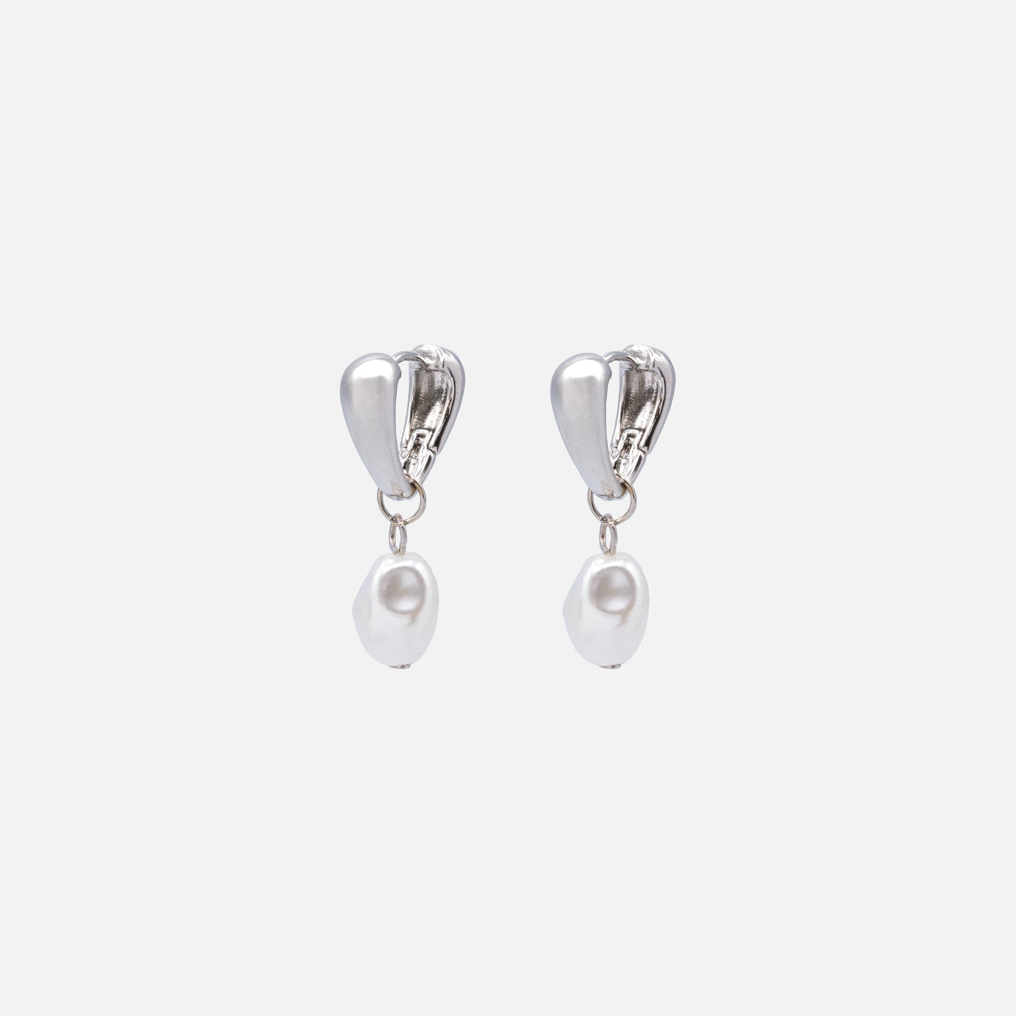 Boucles d'oreilles huggies argentées triangulaires breloque perle