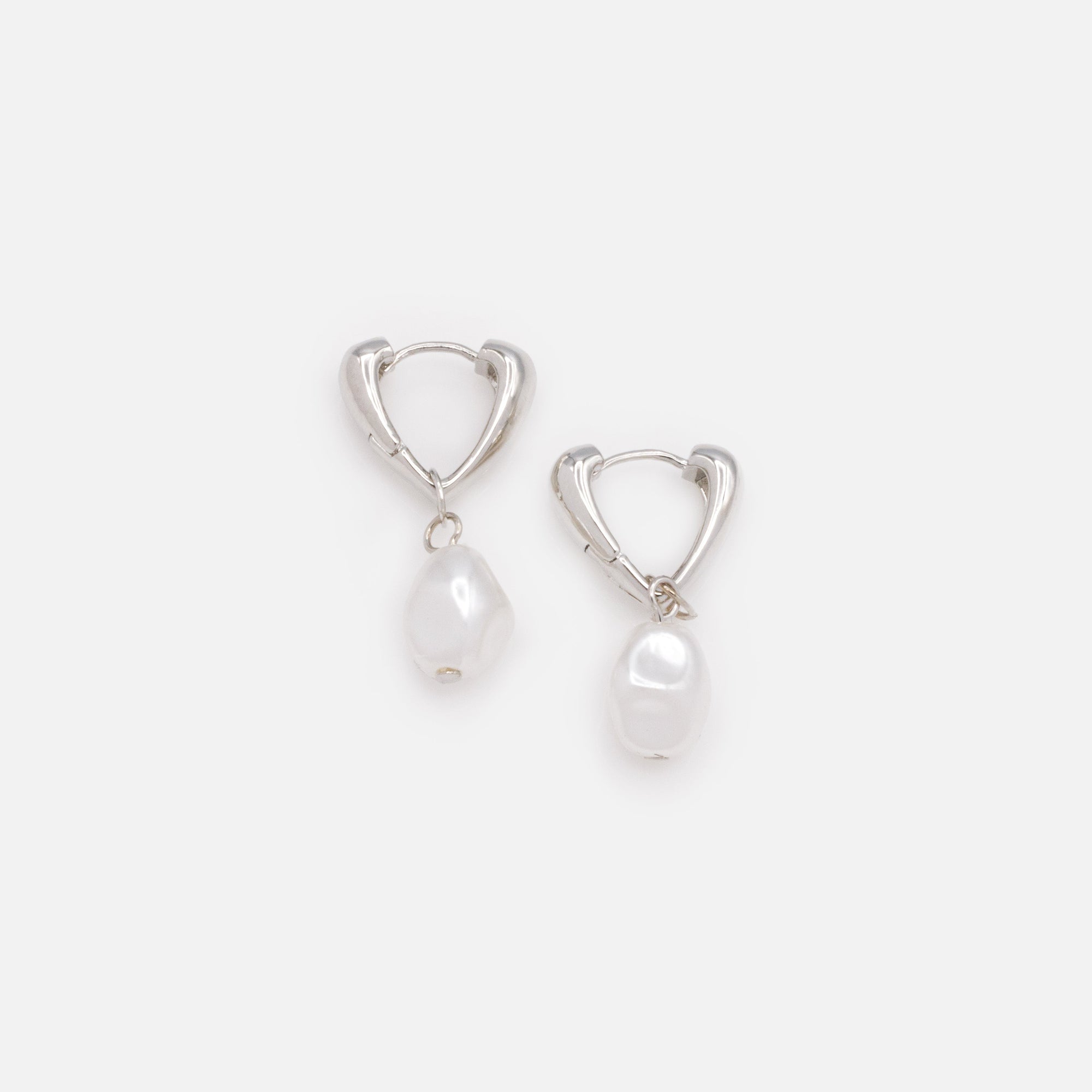 Boucles d'oreilles huggies argentées triangulaires breloque perle