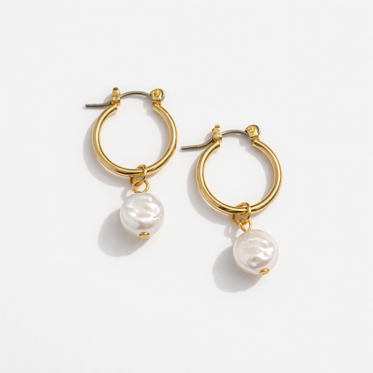 Boucles d'oreilles anneaux dorés breloque perle plate