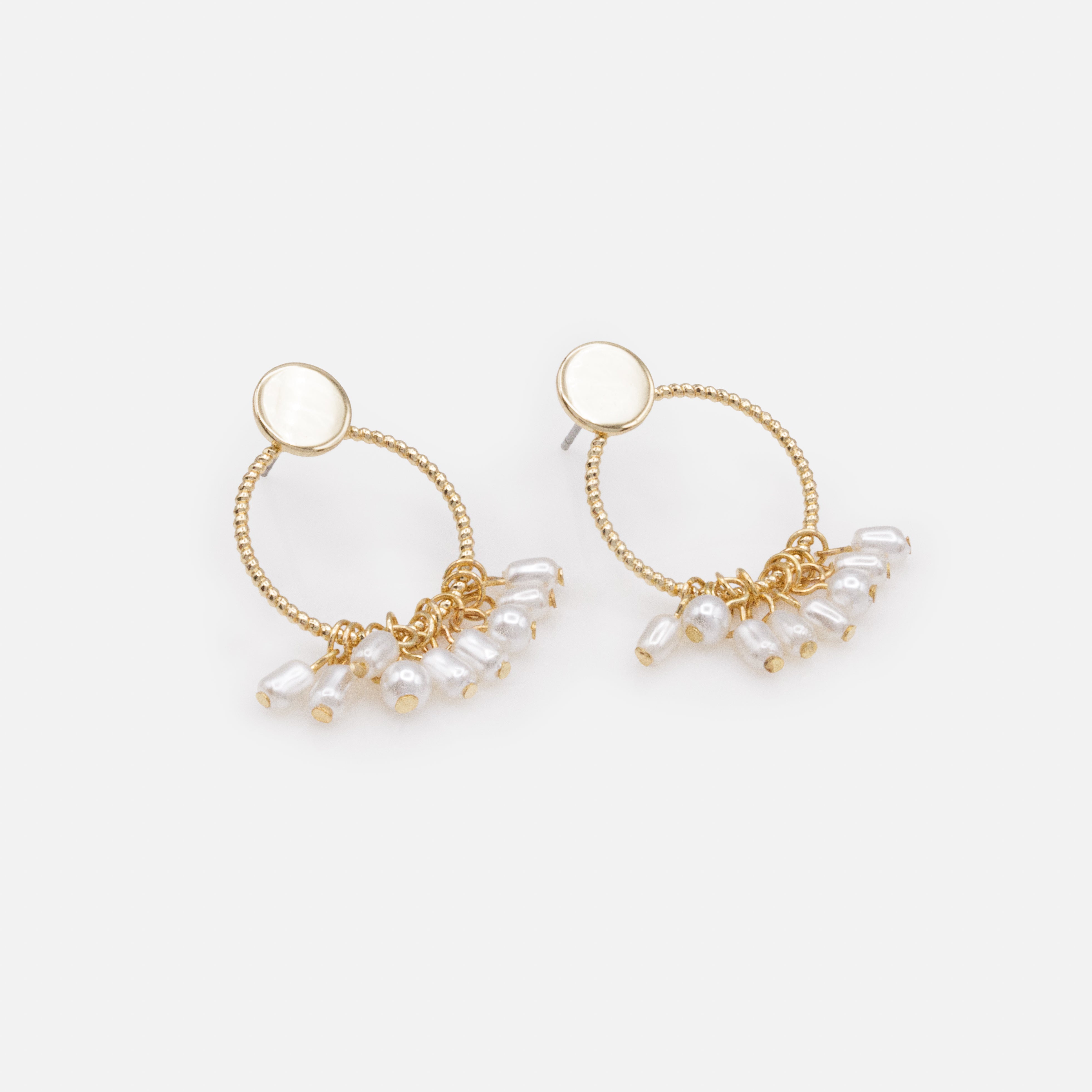 Boucles d'oreilles dorées cercle texturé avec frange de perles