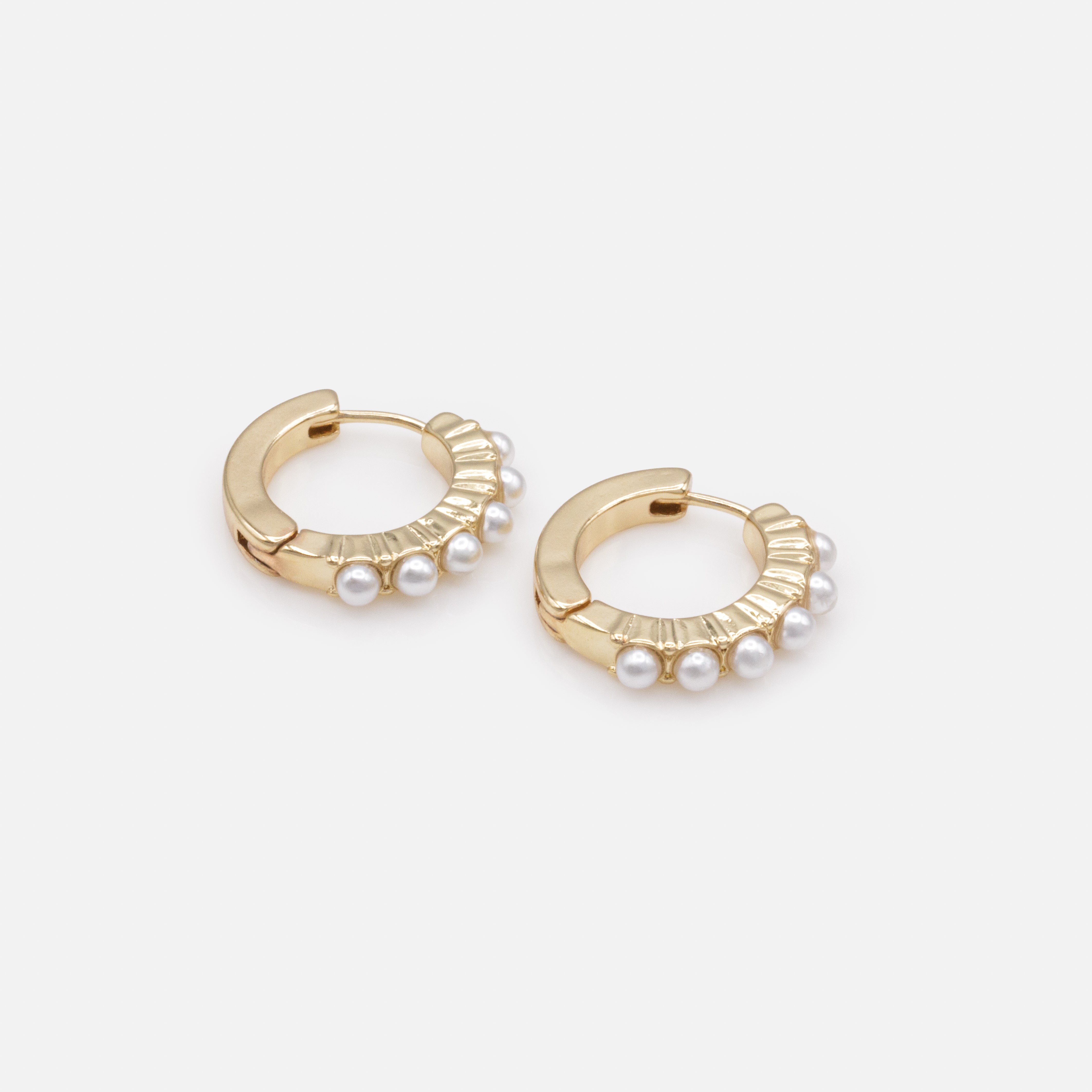 Boucles d'oreilles huggies dorées texturées & perles incrustées
