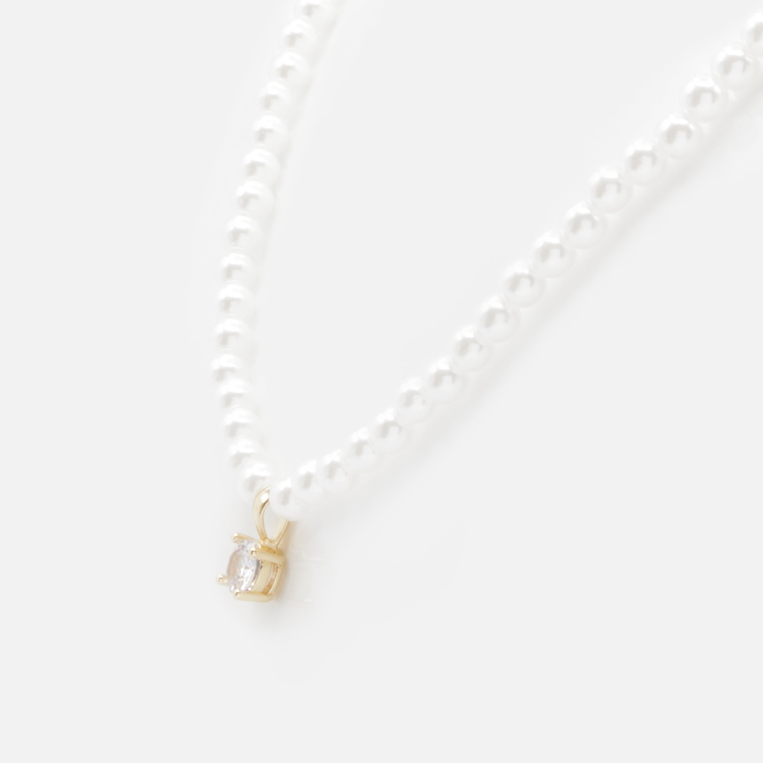 Collier de perles breloque dorée avec zircon cubique