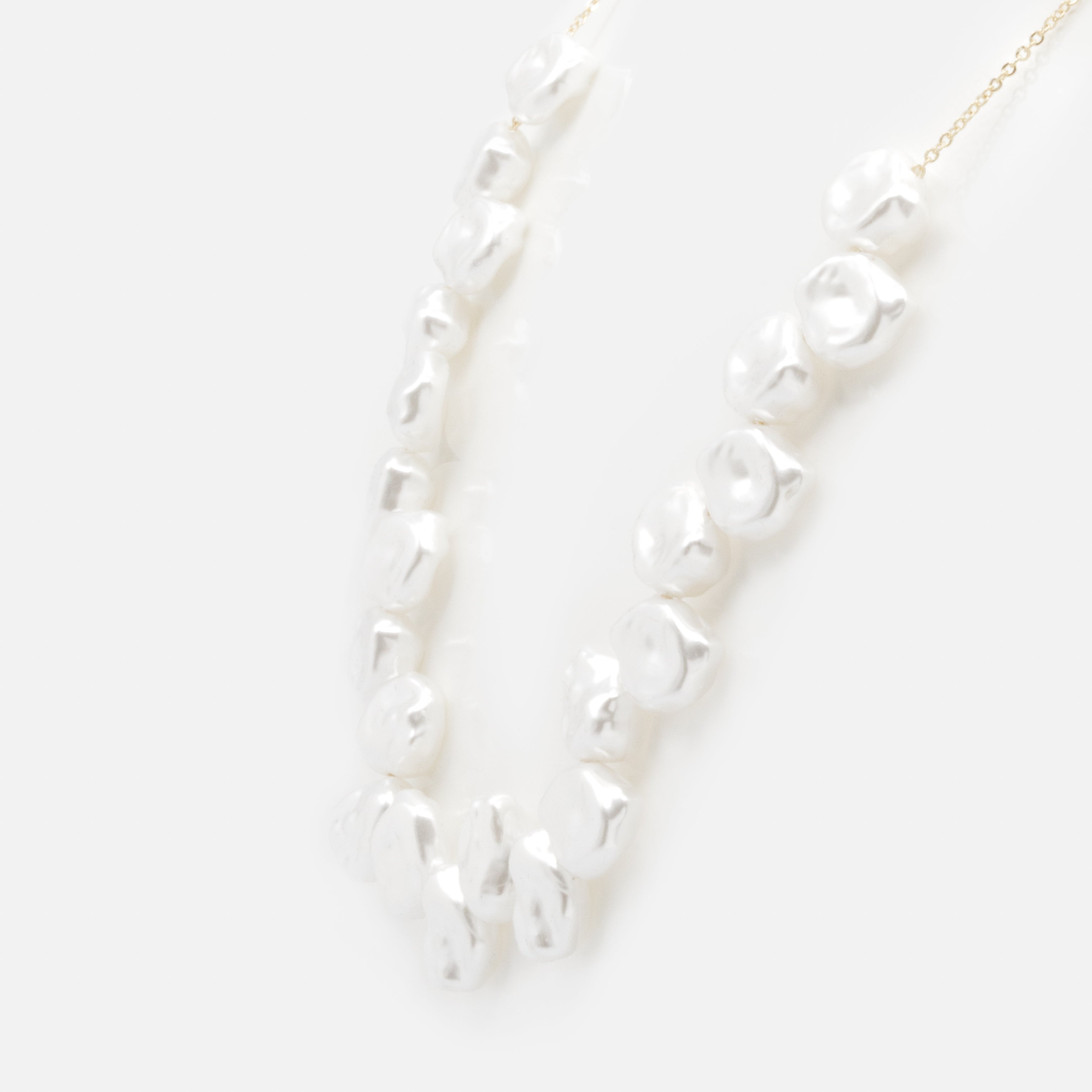 Collier doré avec perles plates