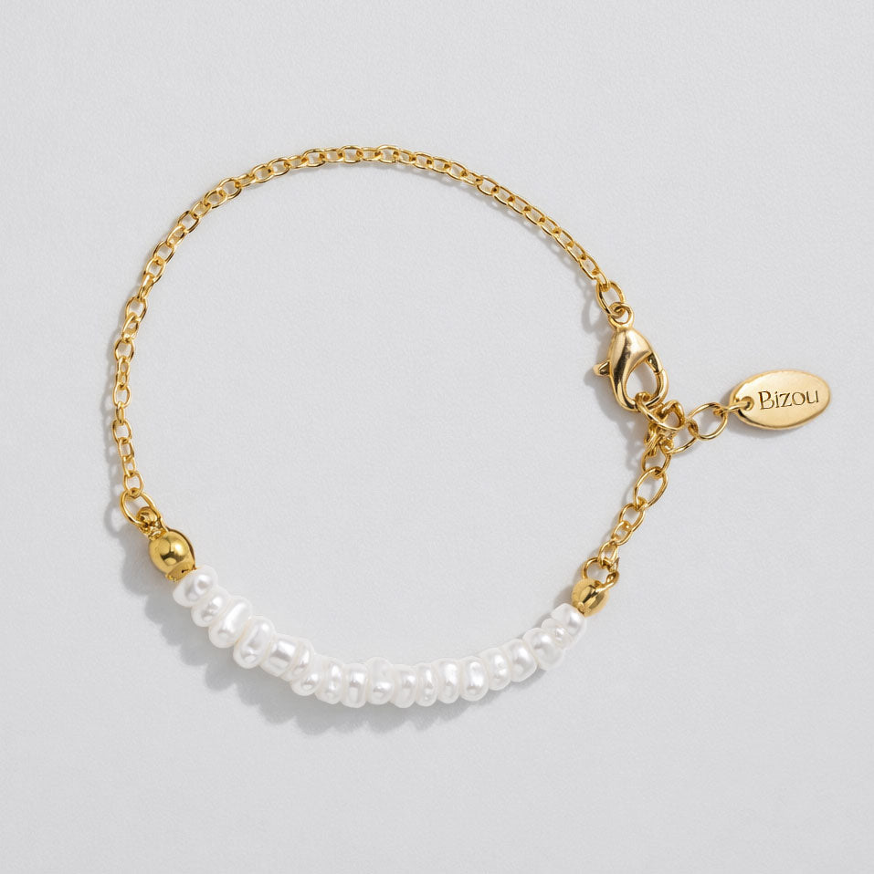 Bracelet doré délicat à rangée de perles asymétrique