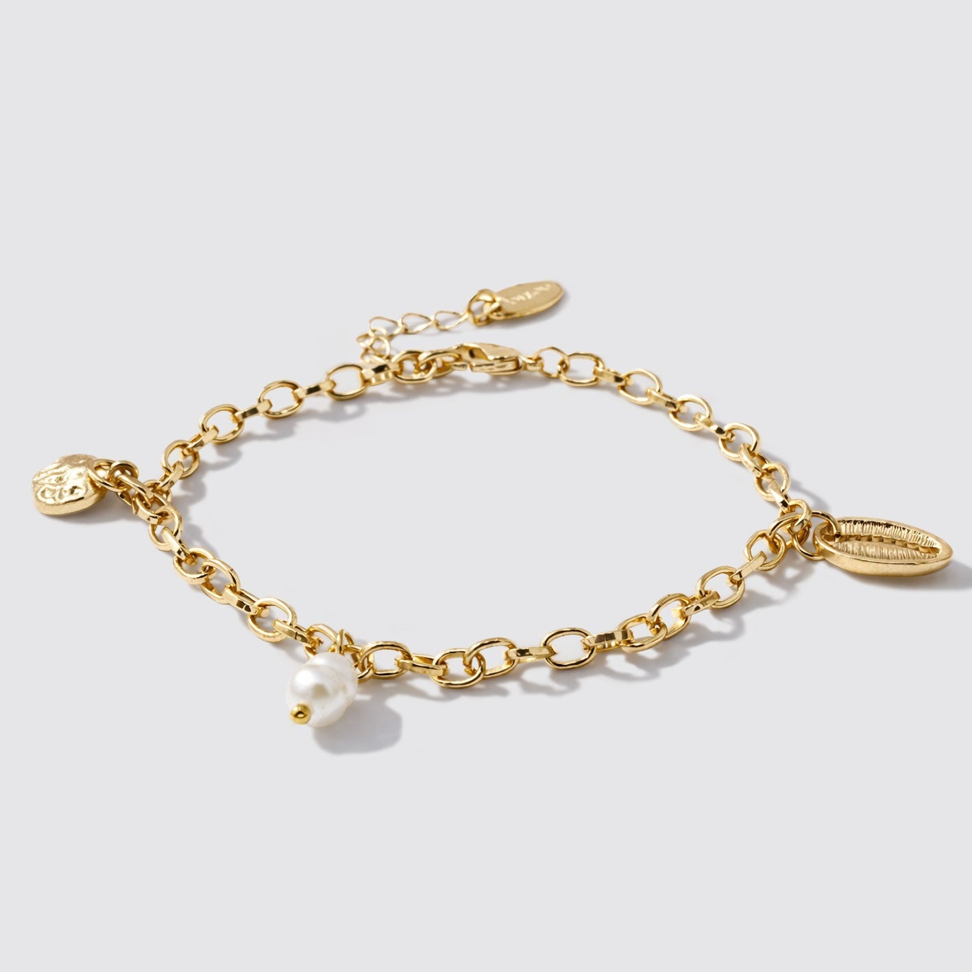 Bracelet tons dorés avec breloques coquillage et perle