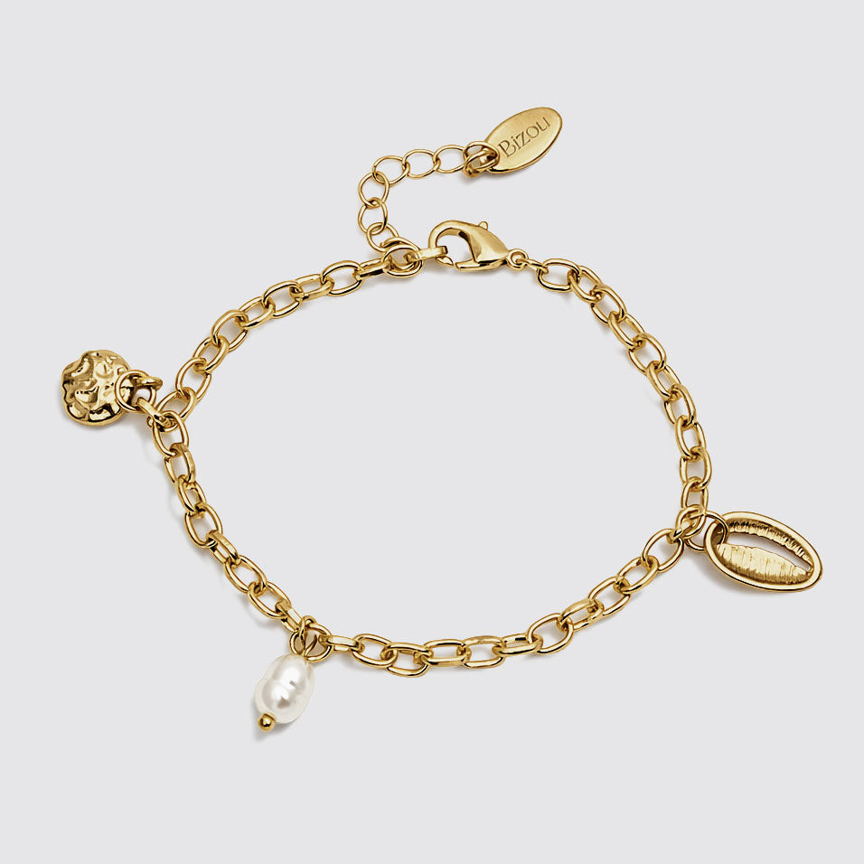 Bracelet tons dorés avec breloques coquillage et perle