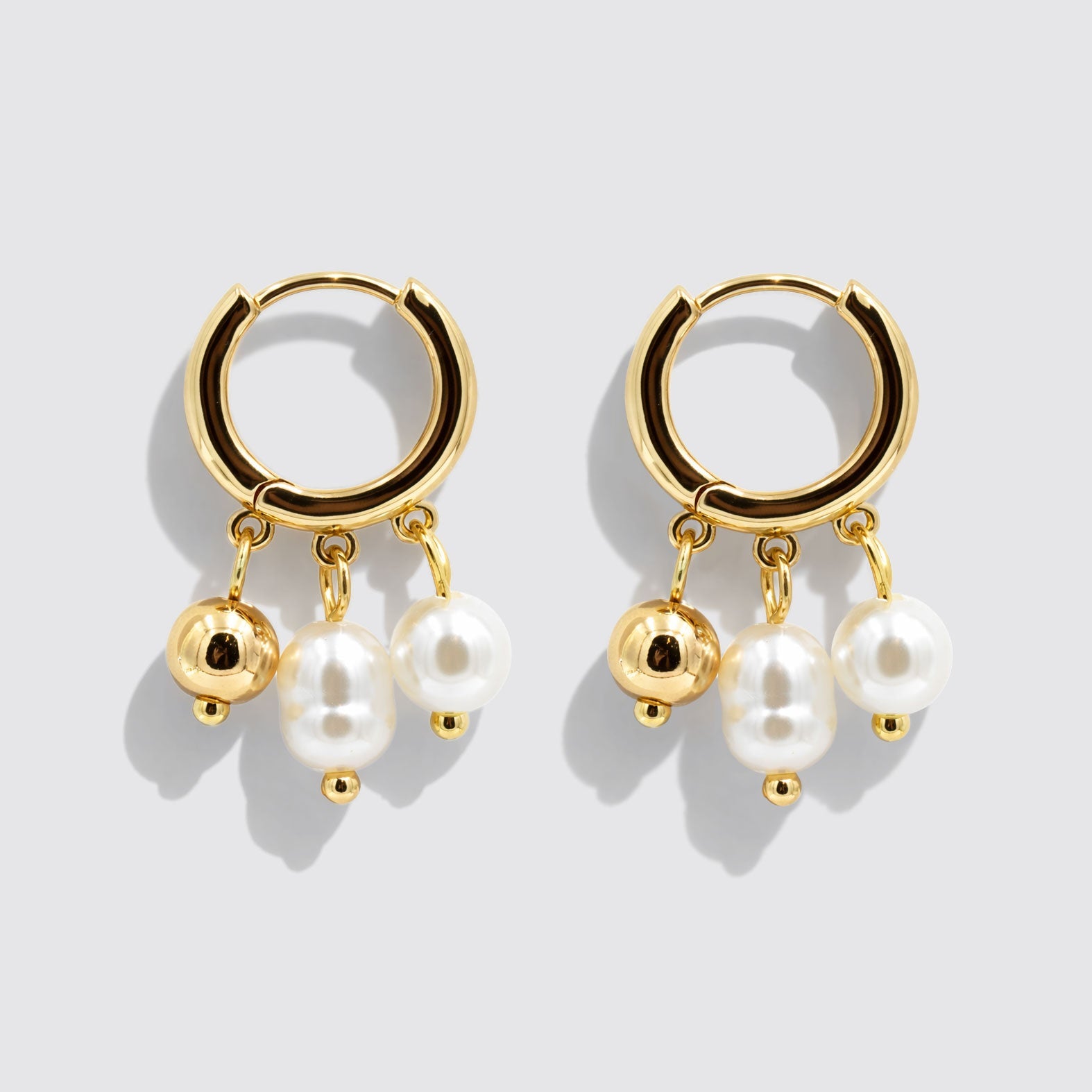 Boucles d'oreilles anneaux doré à trio de breloques pendantes