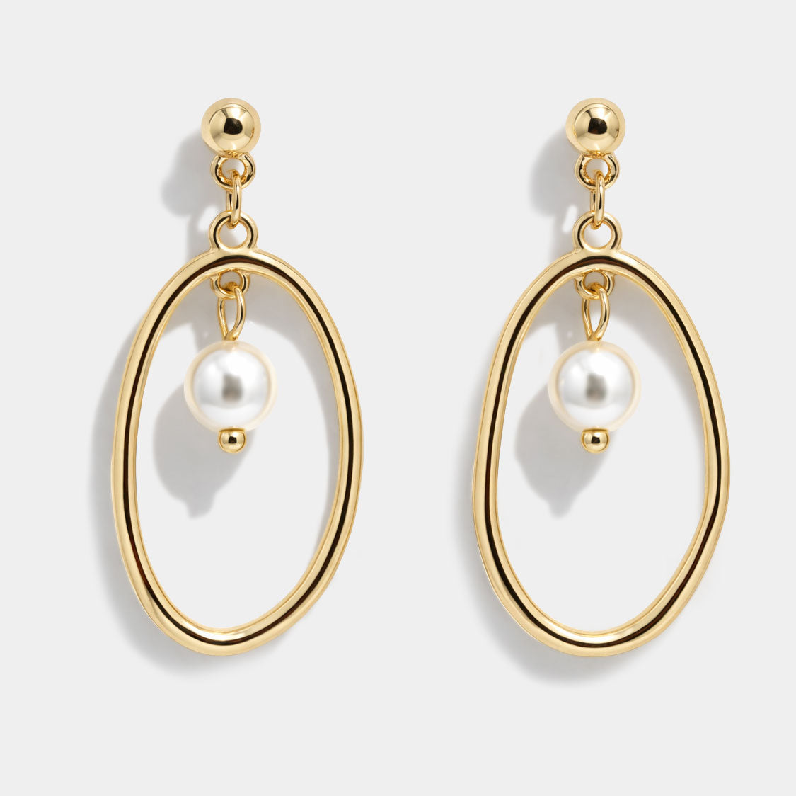 Boucles d'oreilles clous ovales doré avec perle pendante