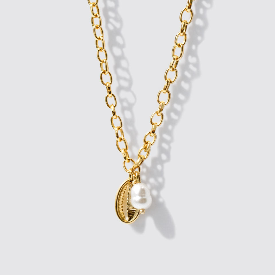 Collier doré délicat à charms coquillage et perle