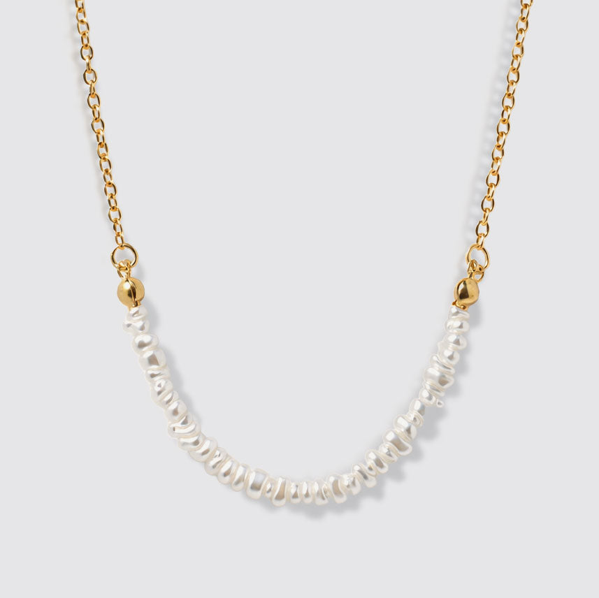 Collier doré délicat à rangée de perles asymétrique