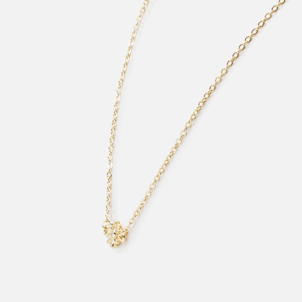 Load image into Gallery viewer, Golden necklace with small flower pendant
