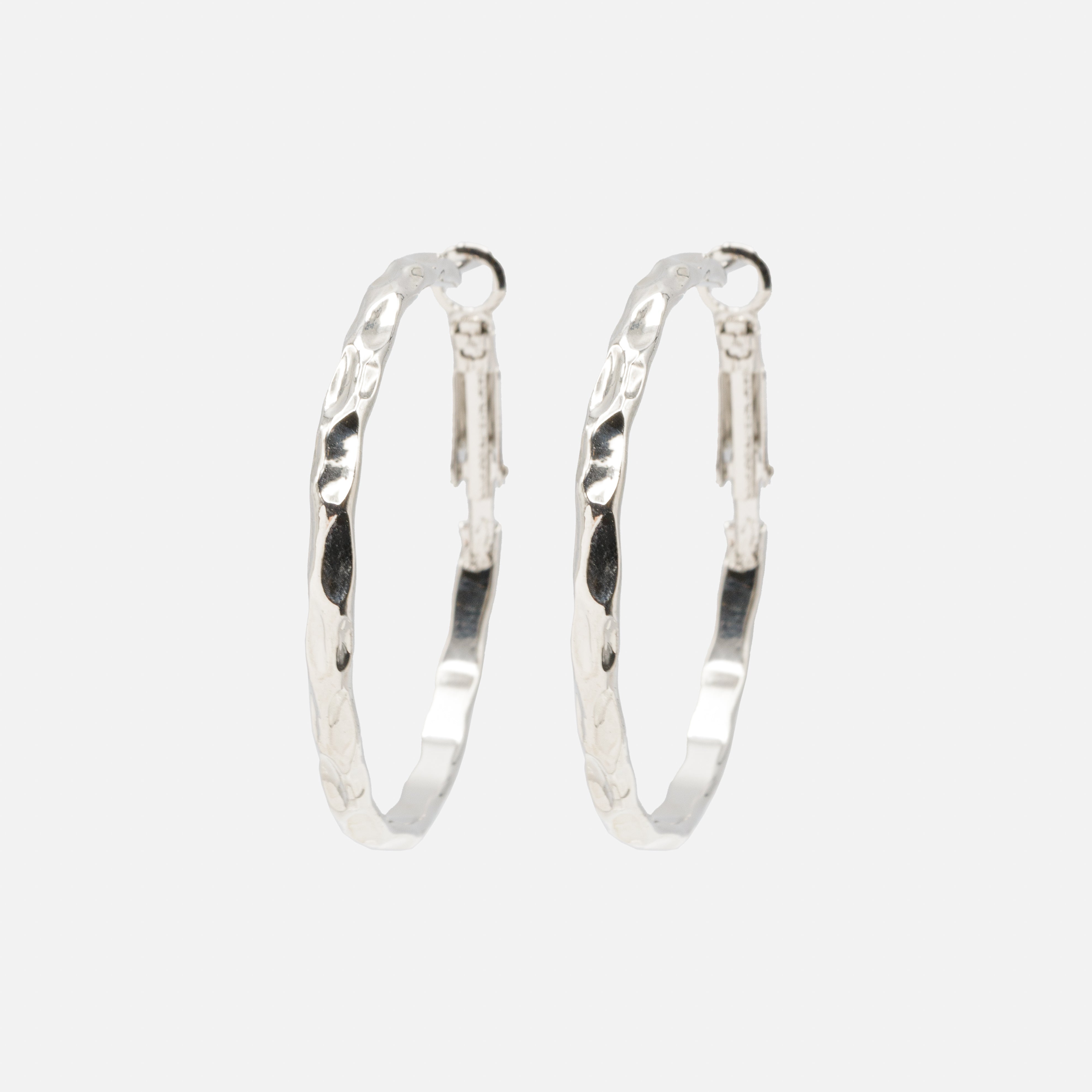 Boucles d'oreilles anneaux argentés à motif renfoncé