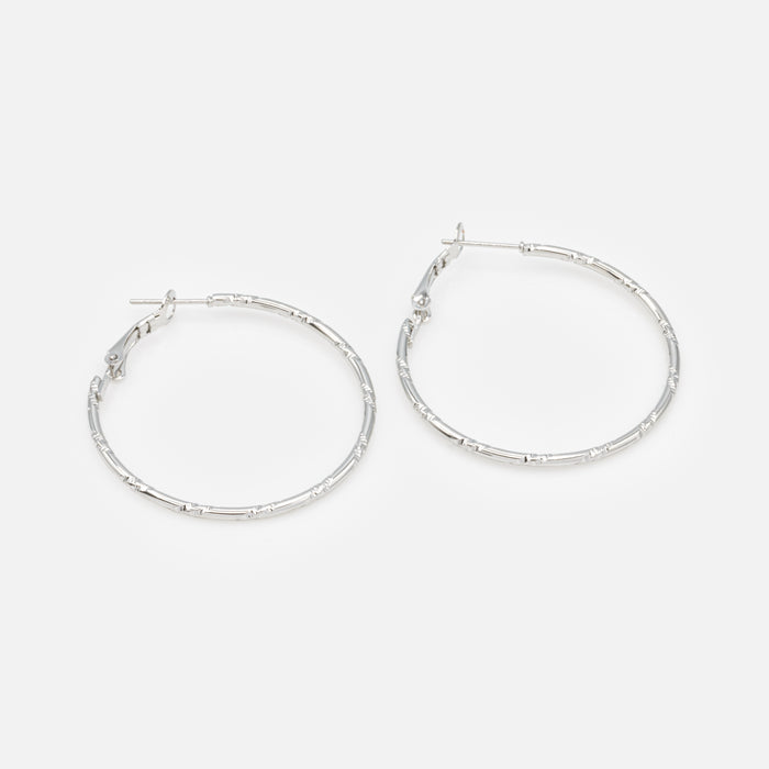 Boucles d'oreilles anneaux argentés à motifs