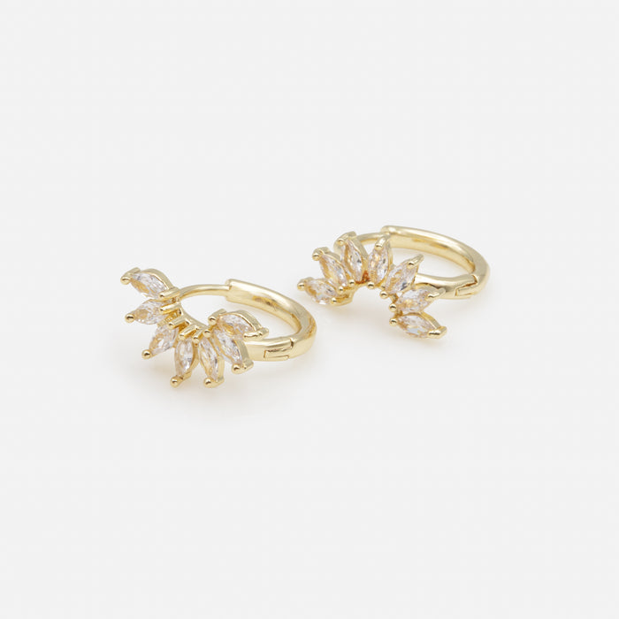 Boucles d'oreilles huggies en feuilles avec zircons cubiques