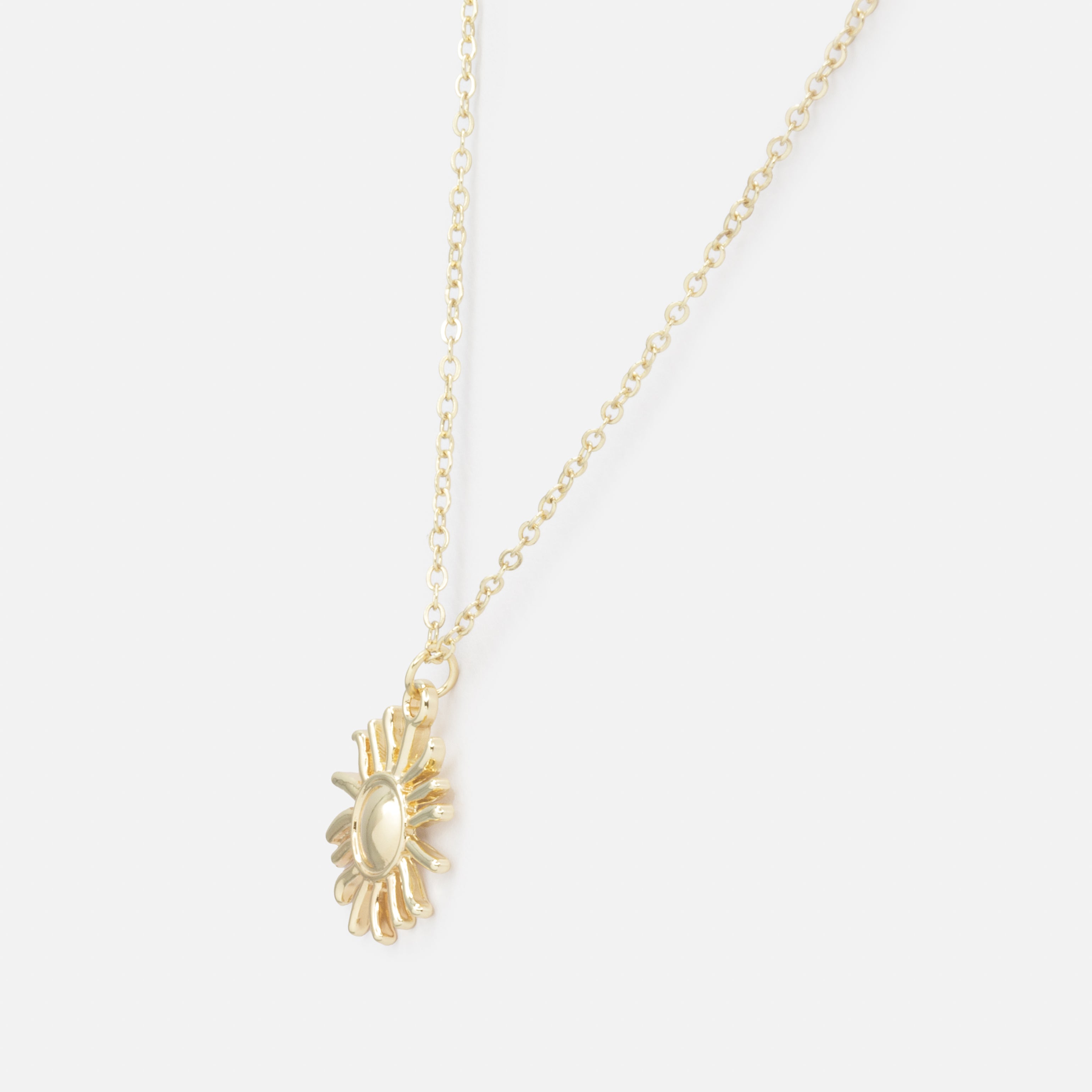 Collier doré avec breloque soleil brûlant