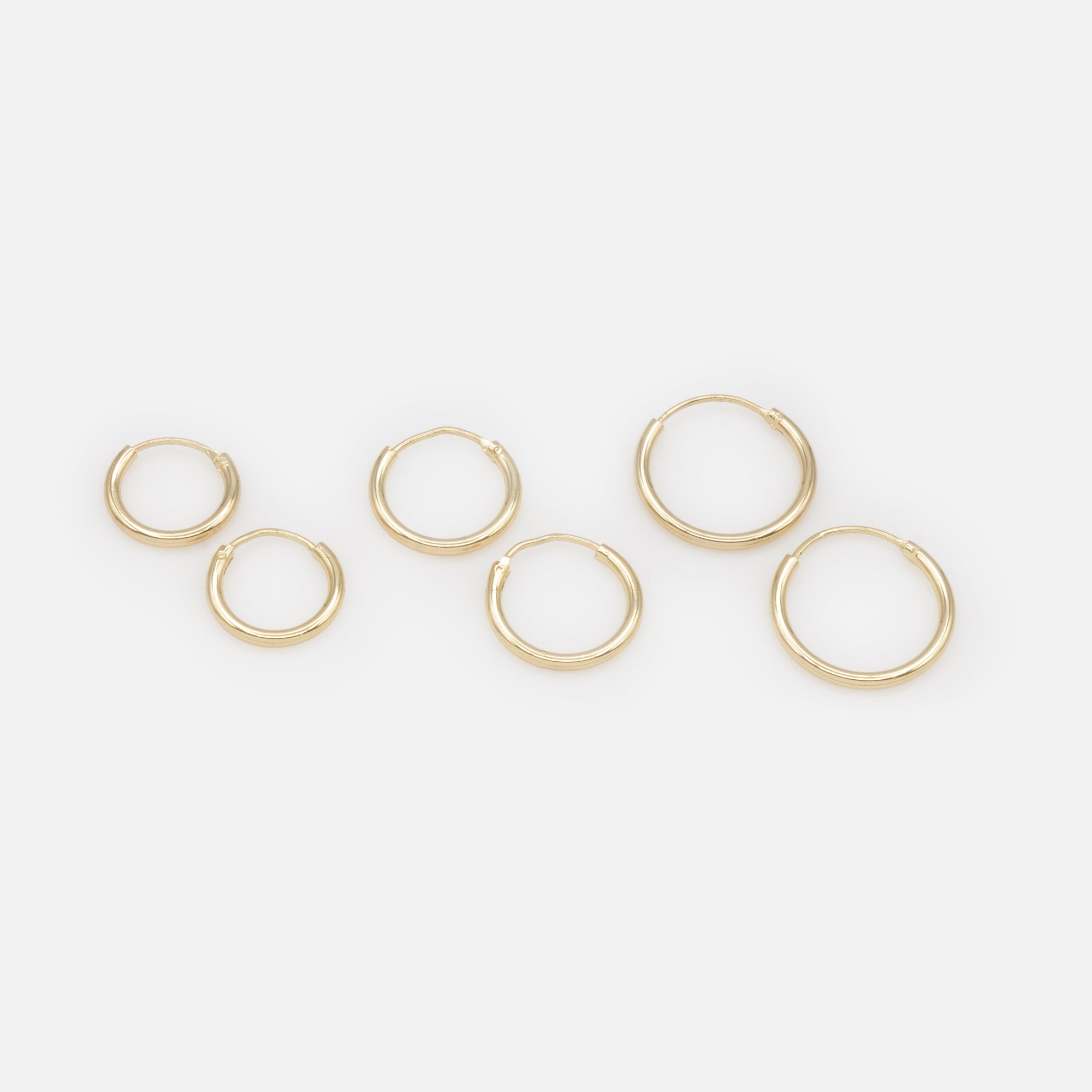 Trio de boucles d'oreilles dormeuses dorées