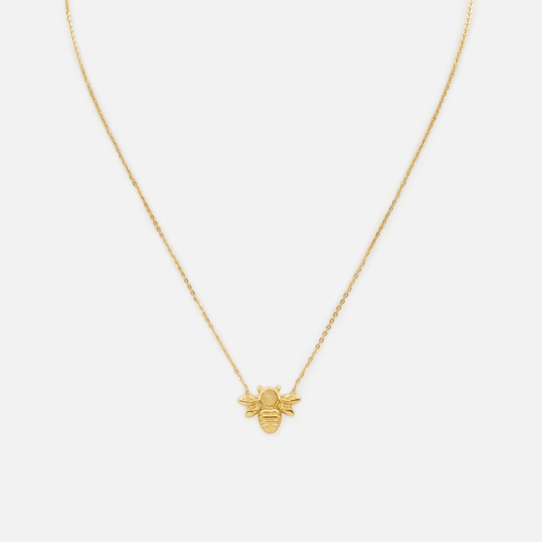 Collier doré avec breloque abeille et pierre translucide