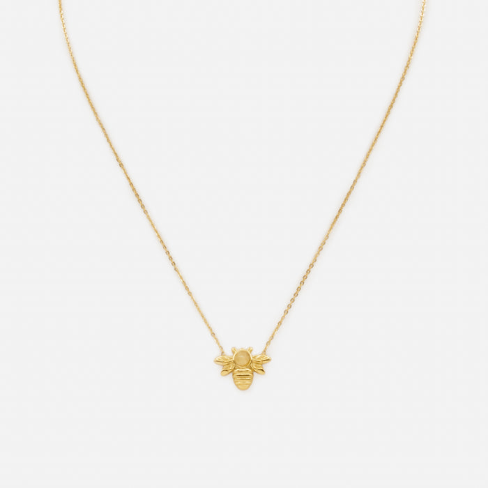 Collier doré avec breloque abeille et pierre translucide