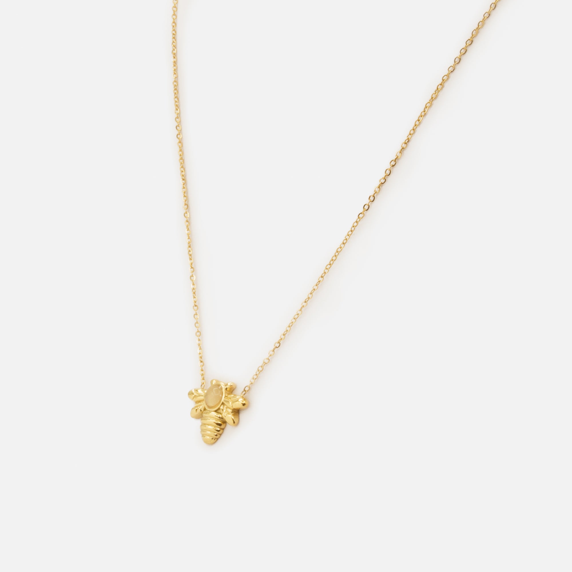 Collier doré avec breloque abeille et pierre translucide