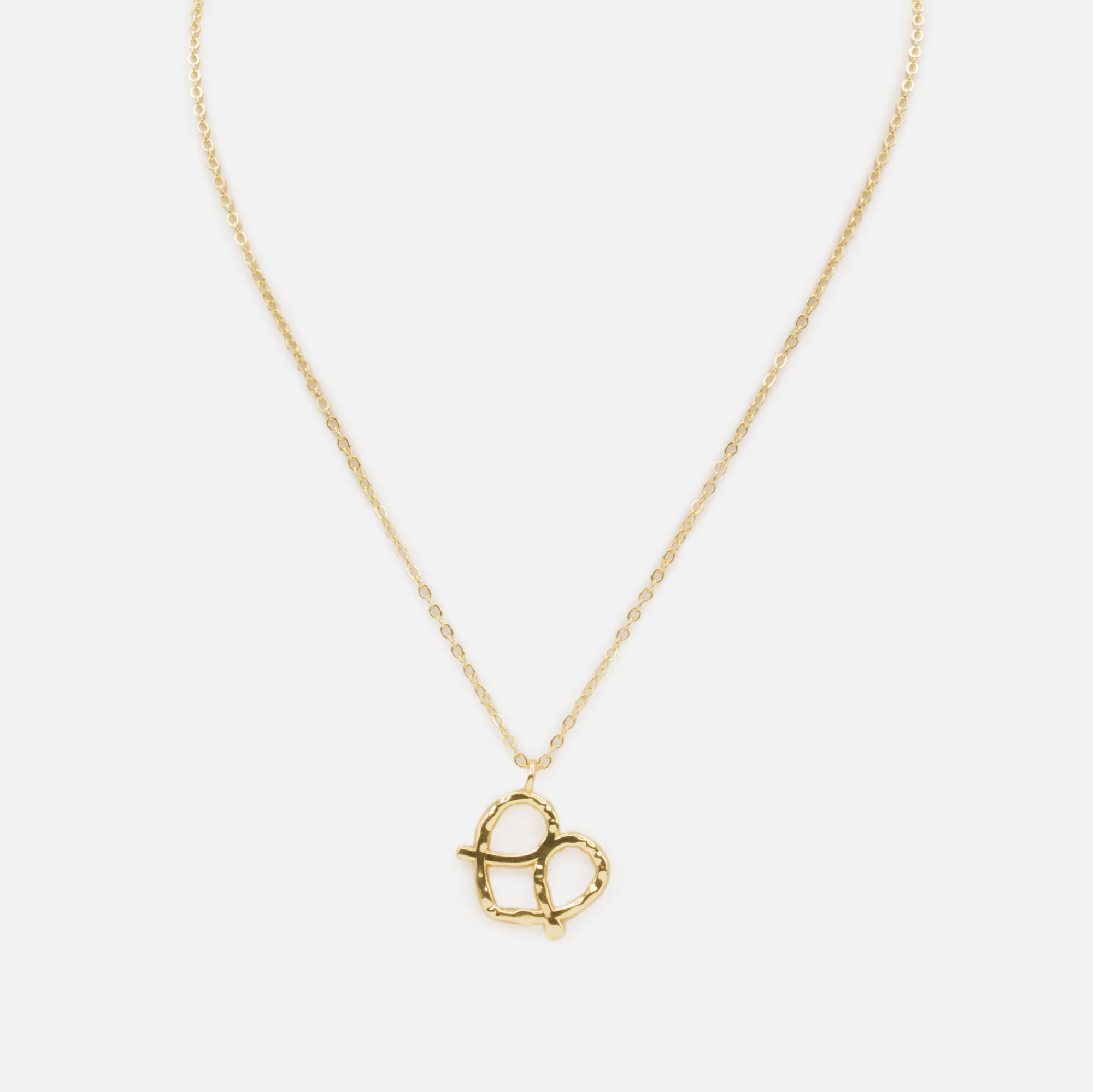 Collier doré avec breloque bretzel