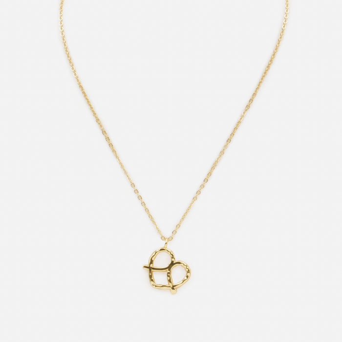 Collier doré avec breloque bretzel
