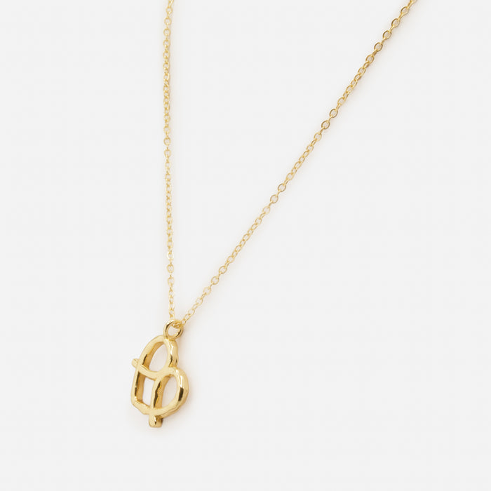 Collier doré avec breloque bretzel