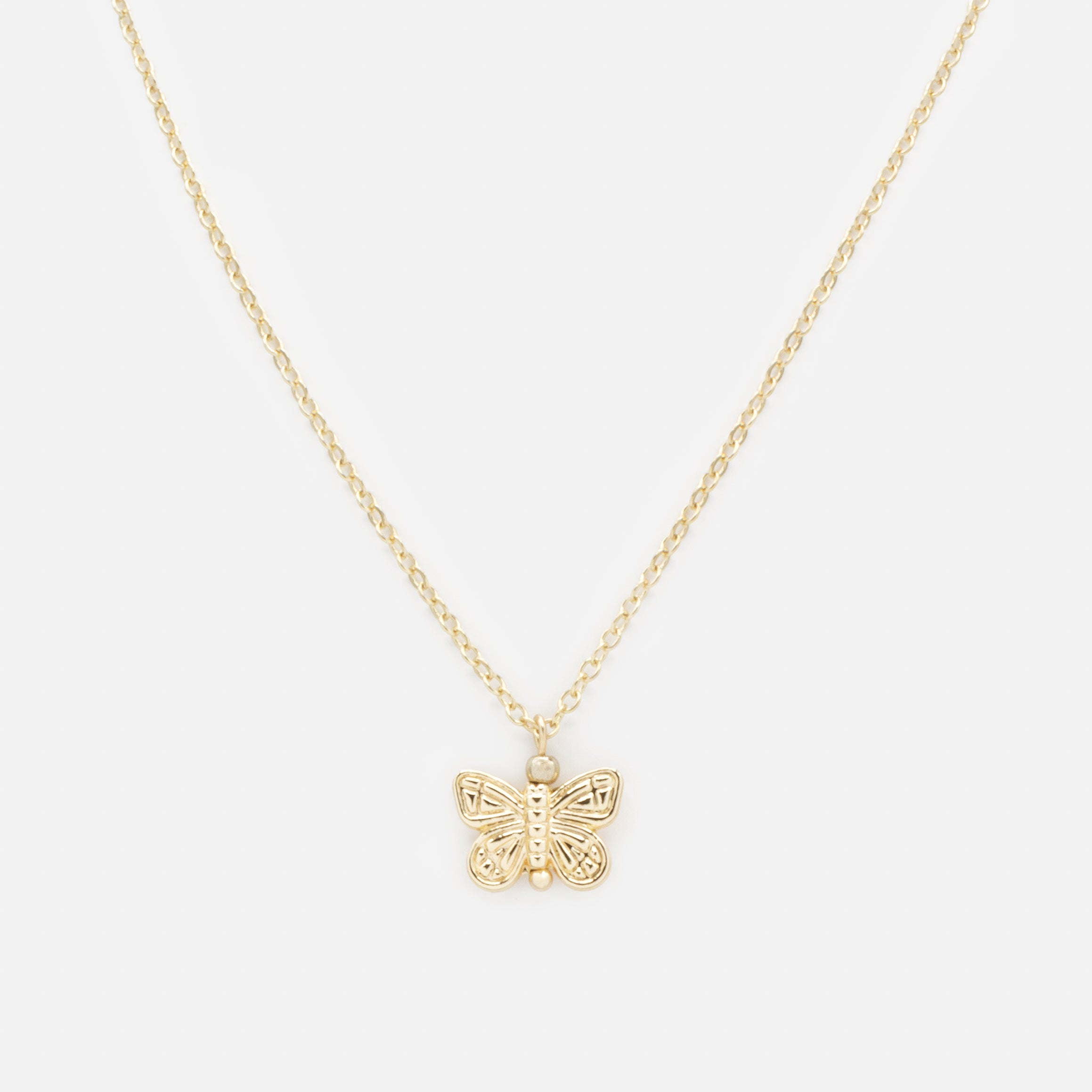 Collier doré avec breloque papillon