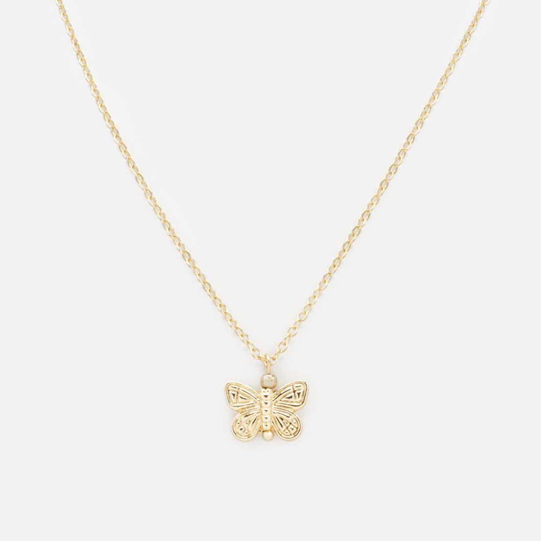 Collier doré avec breloque papillon