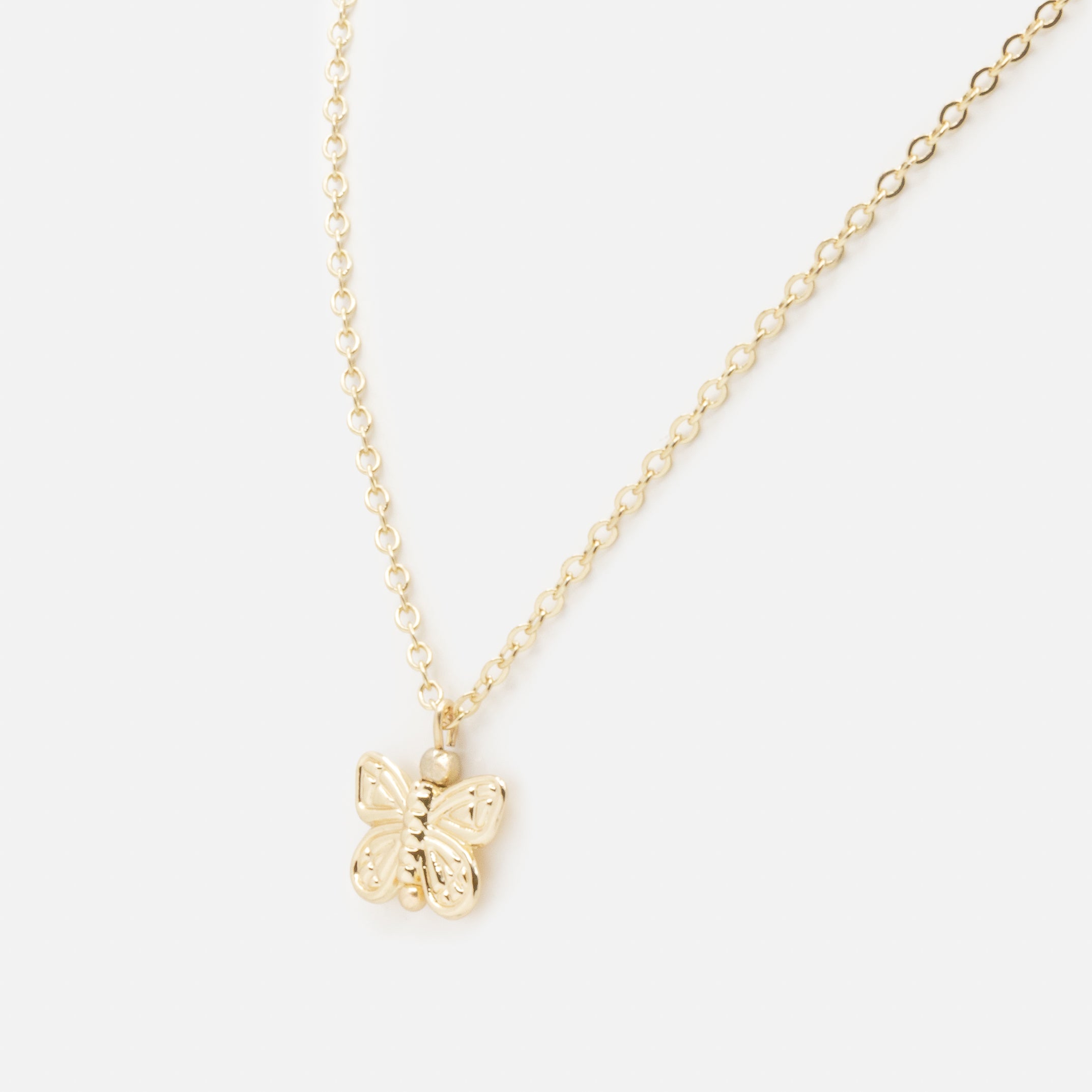 Collier doré avec breloque papillon