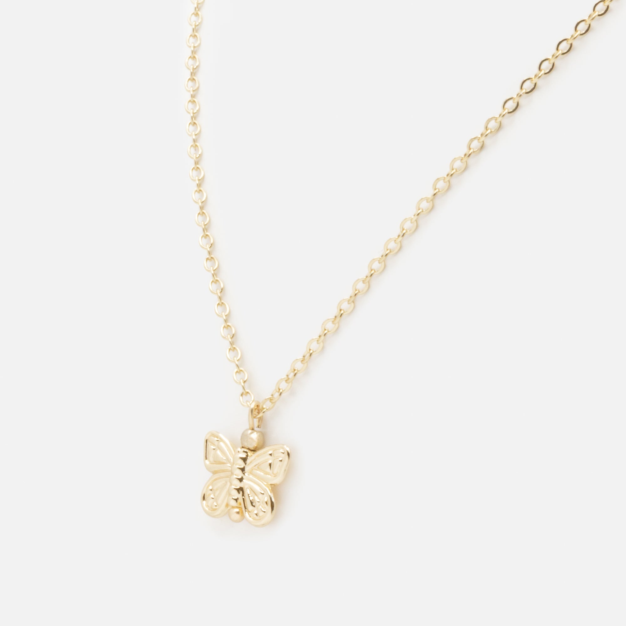 Collier doré avec breloque papillon