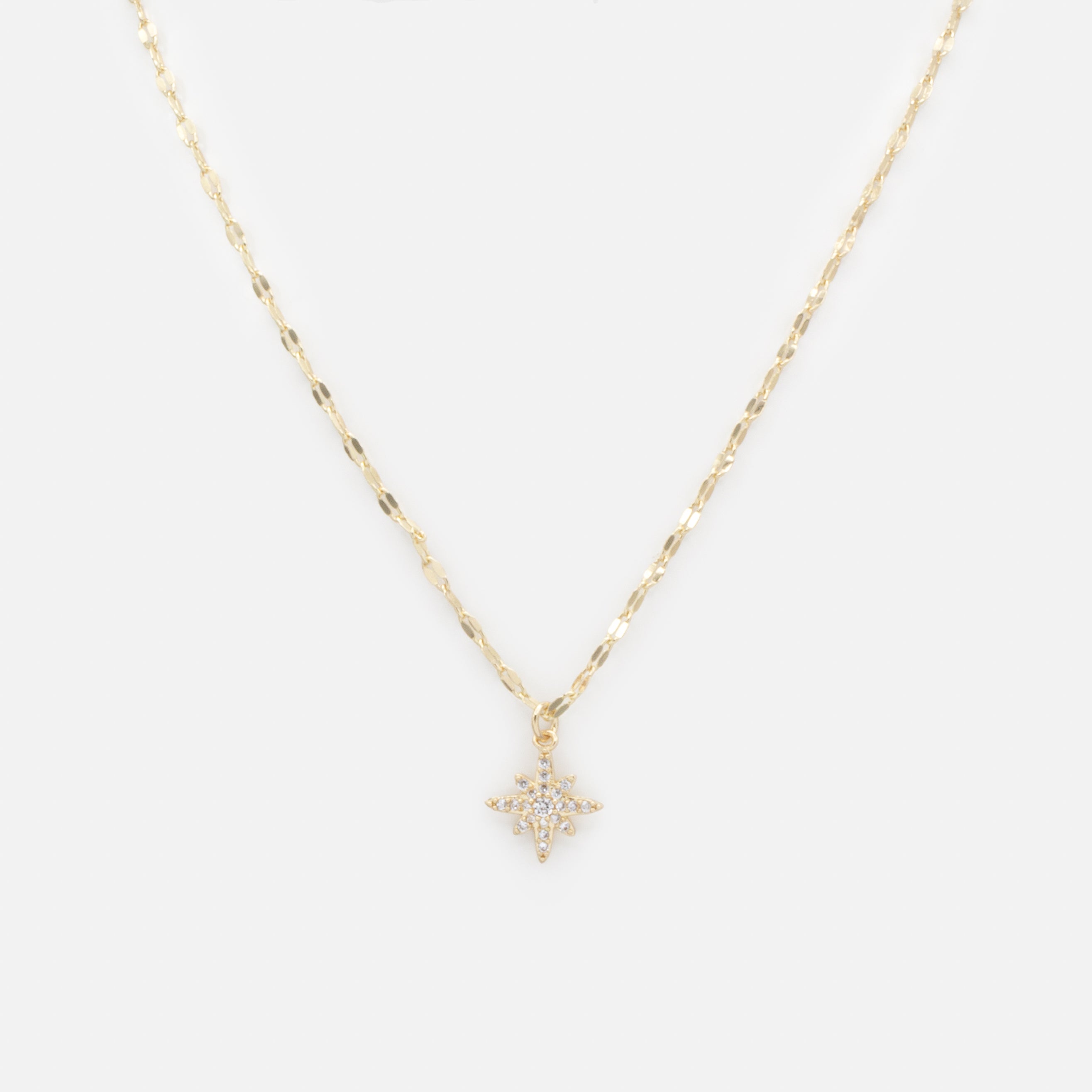 Collier doré avec breloque étoile et zircons cubiques