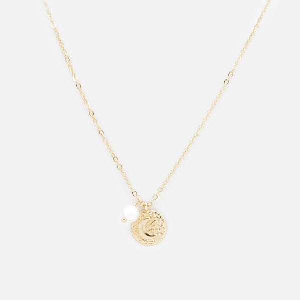 Charger l&#39;image dans la galerie, Collier doré avec perle et breloque texturée croissant de lune
