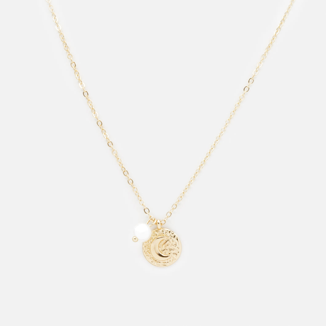 Collier doré avec perle et breloque texturée croissant de lune