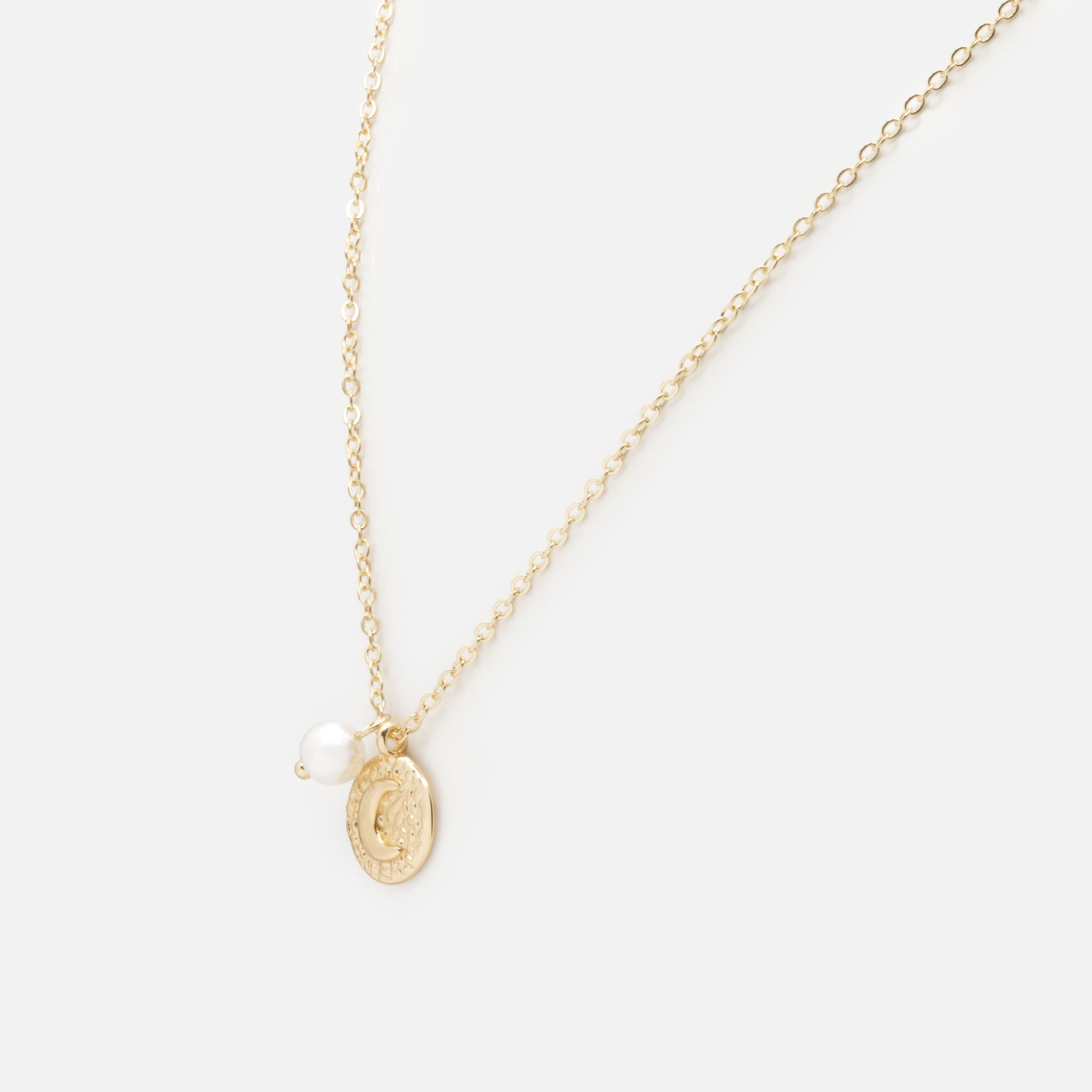 Collier doré avec perle et breloque texturée croissant de lune