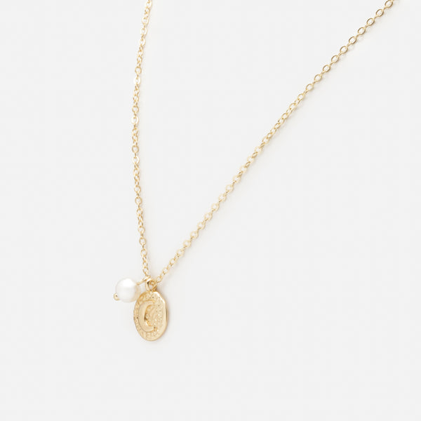 Charger l&#39;image dans la galerie, Collier doré avec perle et breloque texturée croissant de lune
