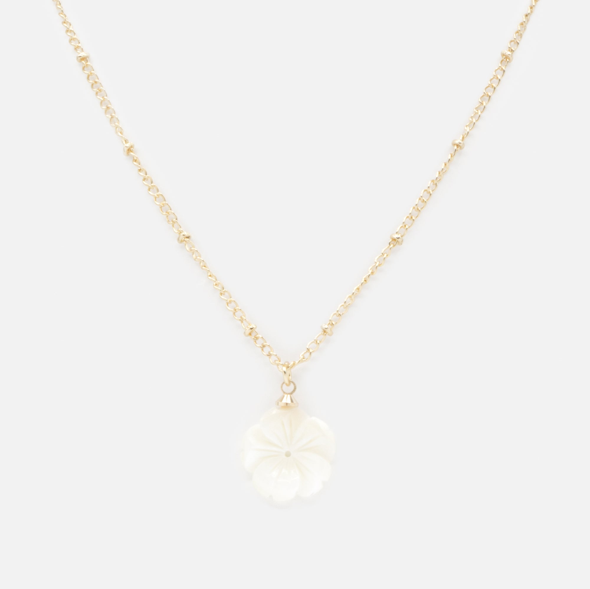 Collier doré avec breloque fleur blanc nacré