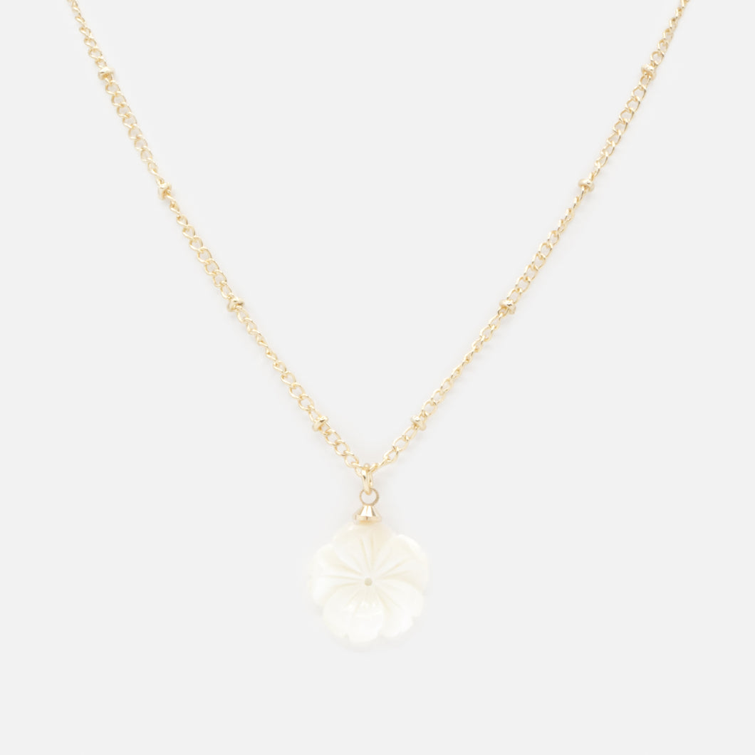 Collier doré avec breloque fleur blanc nacré
