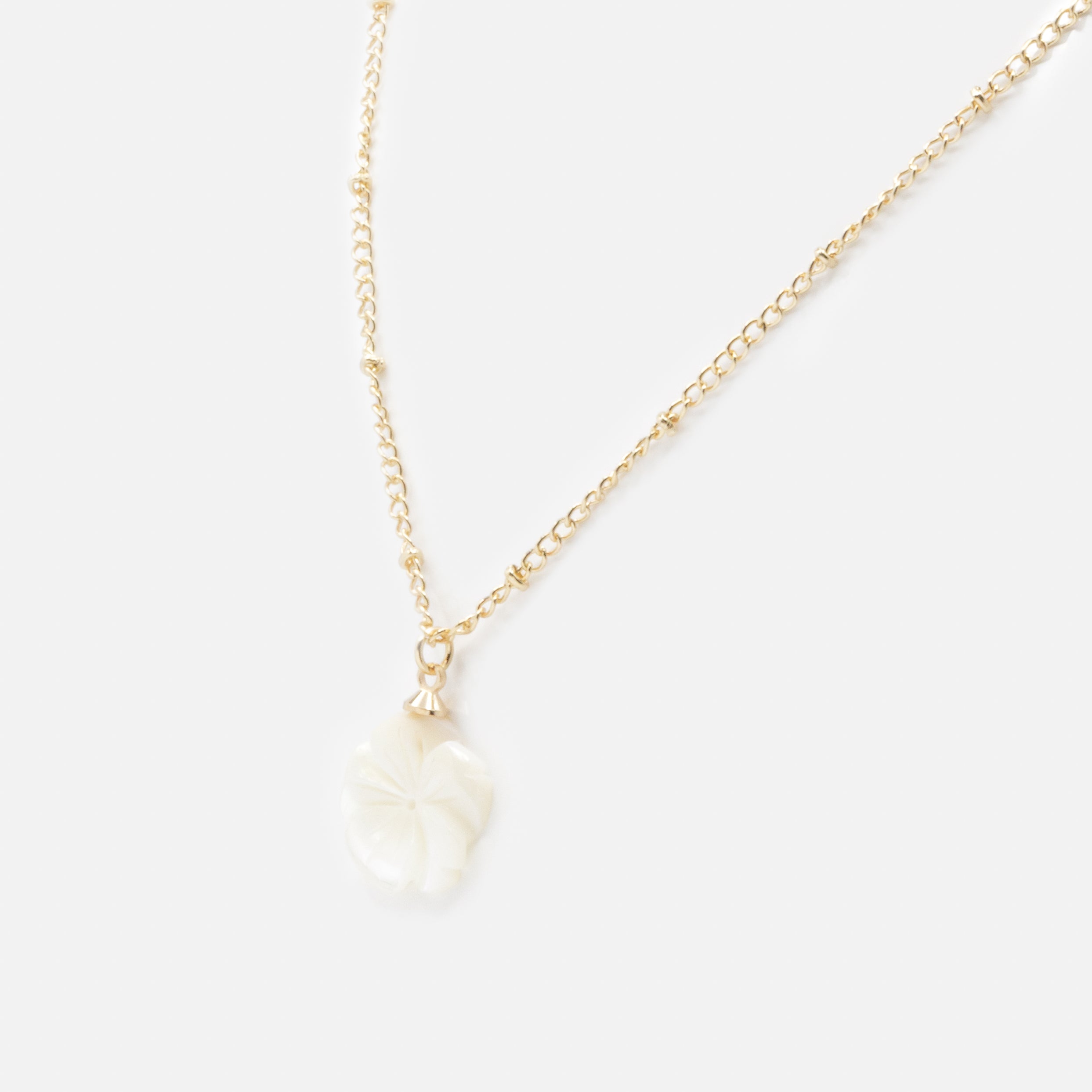 Collier doré avec breloque fleur blanc nacré