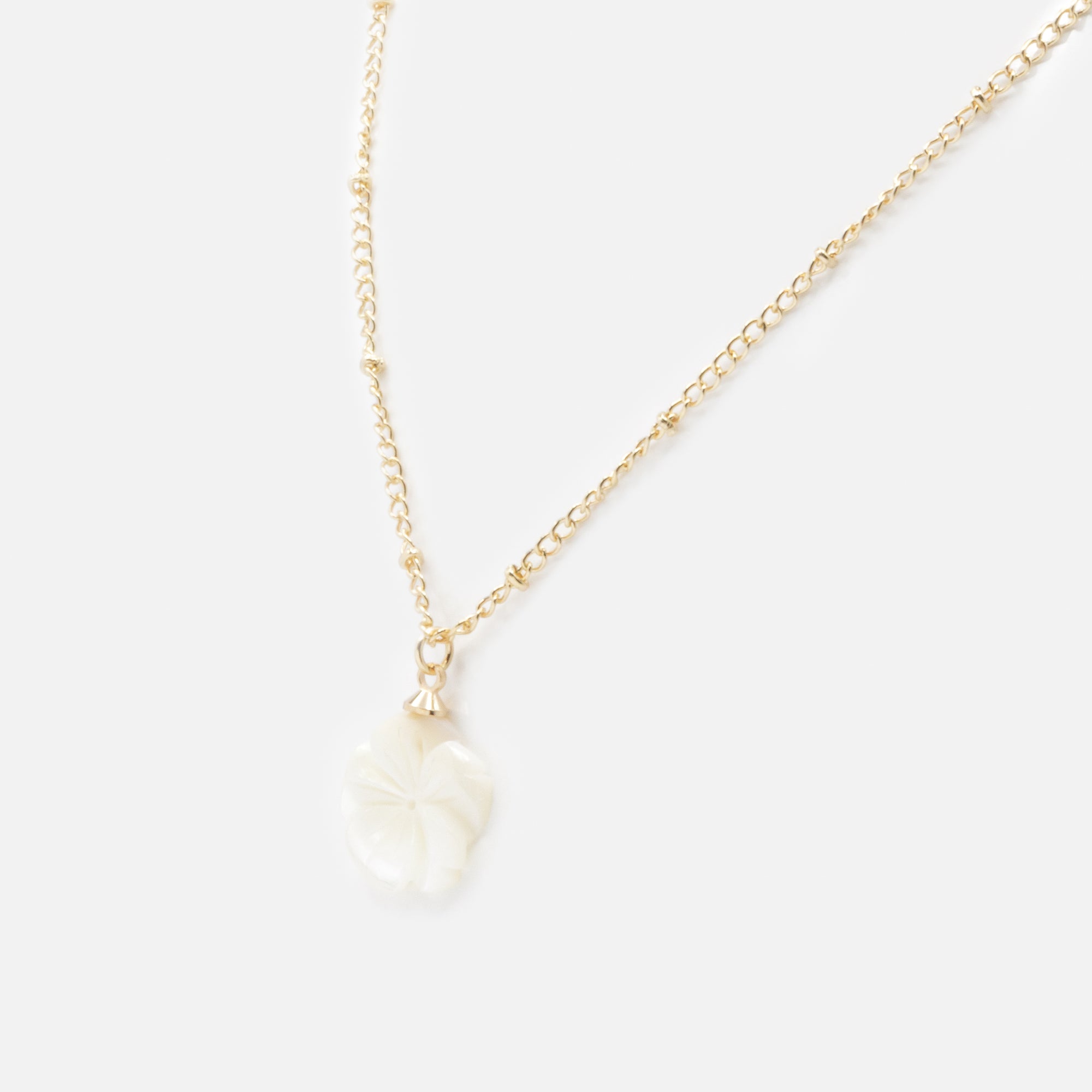 Collier doré avec breloque fleur blanc nacré