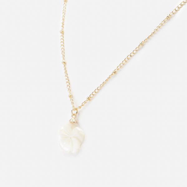 Charger l&#39;image dans la galerie, Collier doré avec breloque fleur blanc nacré
