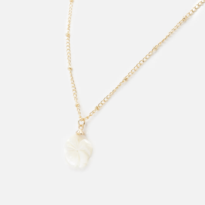 Collier doré avec breloque fleur blanc nacré