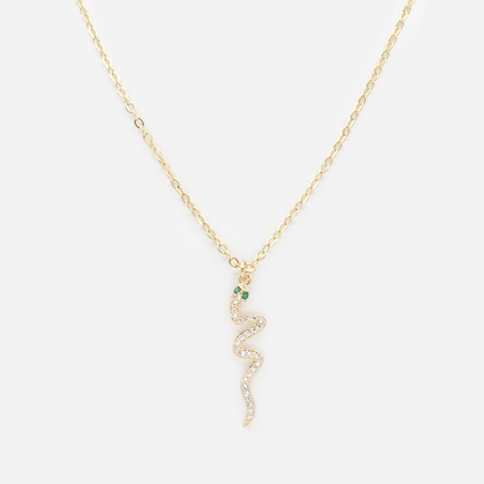 Collier doré breloque serpent avec zircons cubiques et pierres émeraude