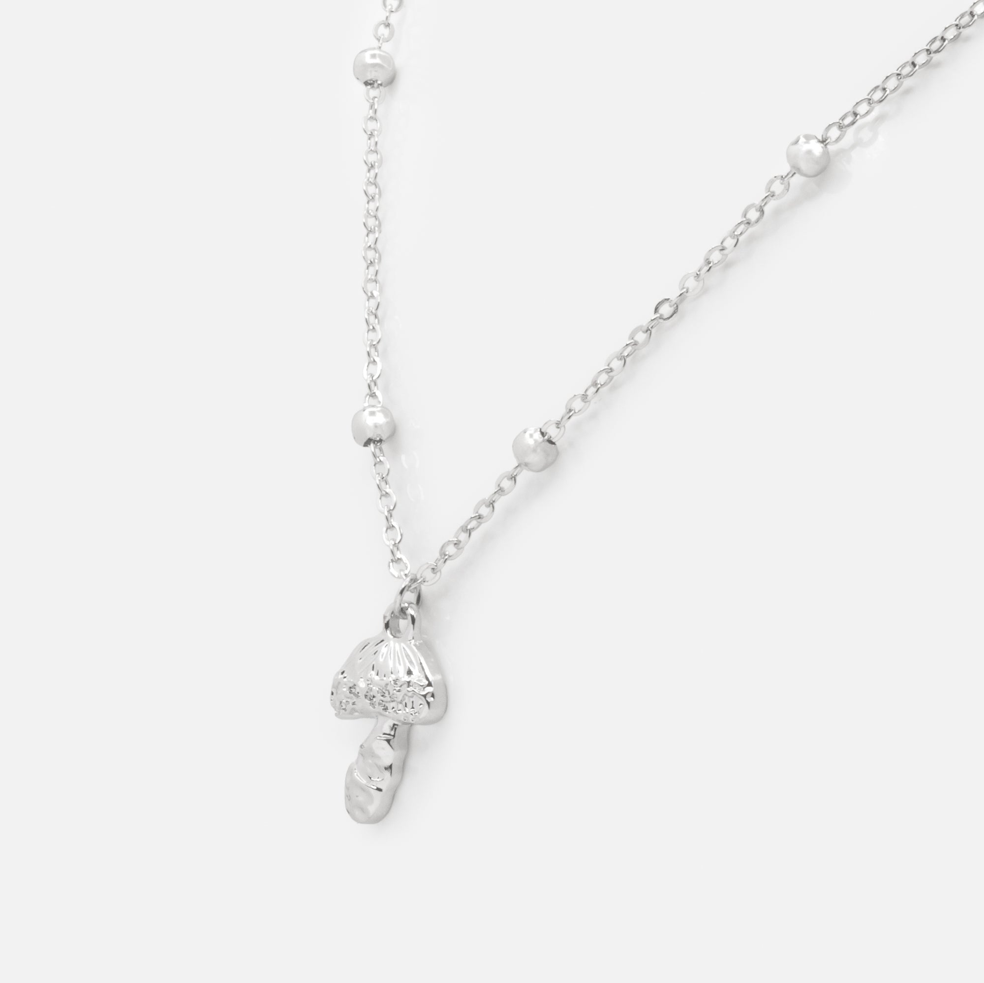 Collier argenté avec breloque champignon