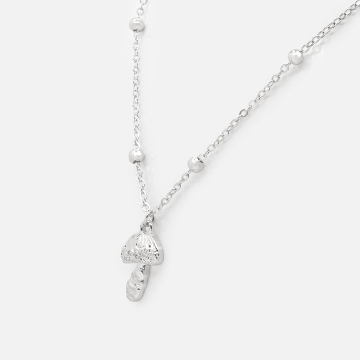 Collier argenté avec breloque champignon