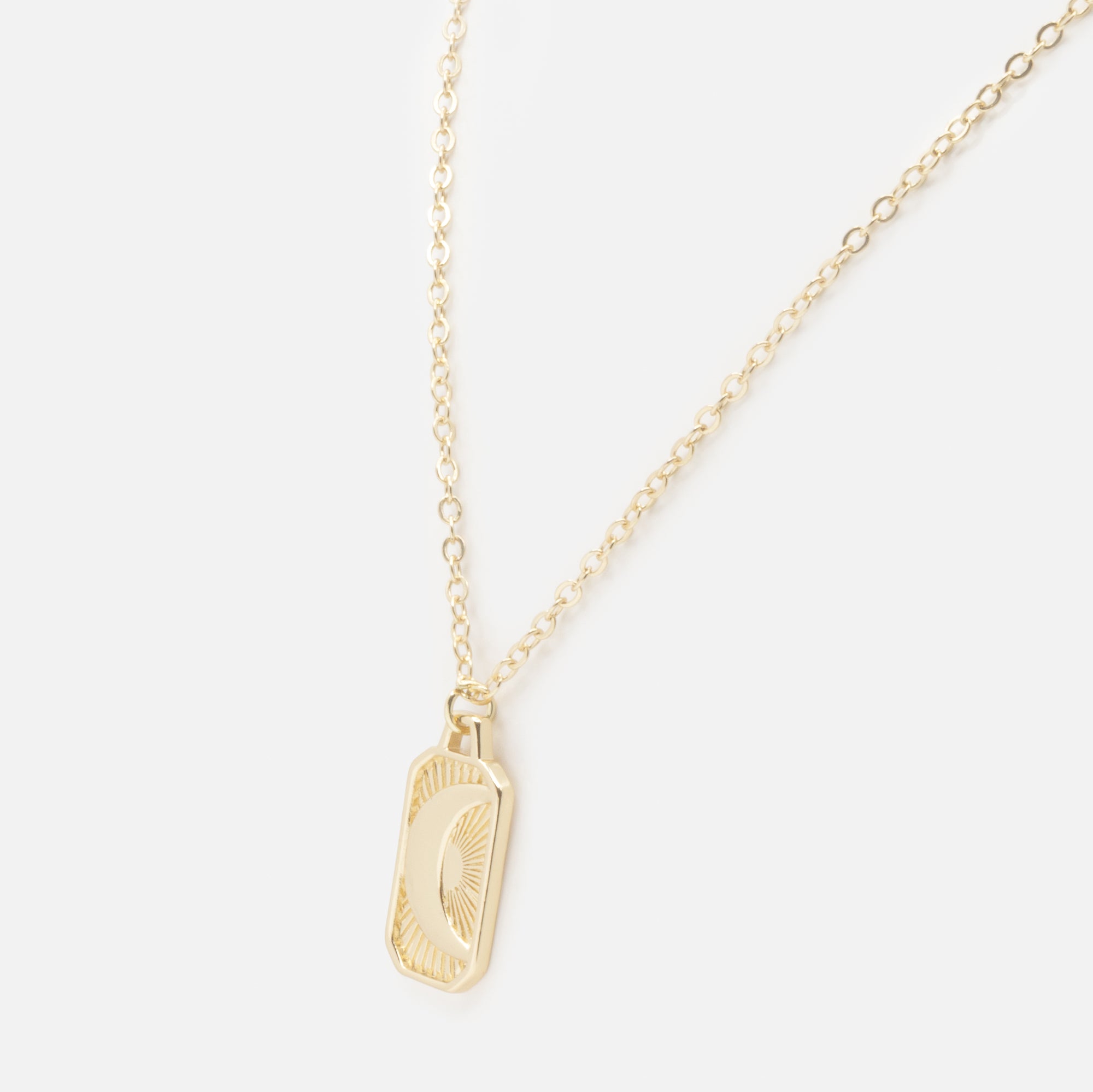 Collier doré avec breloque texturée croissant de lune
