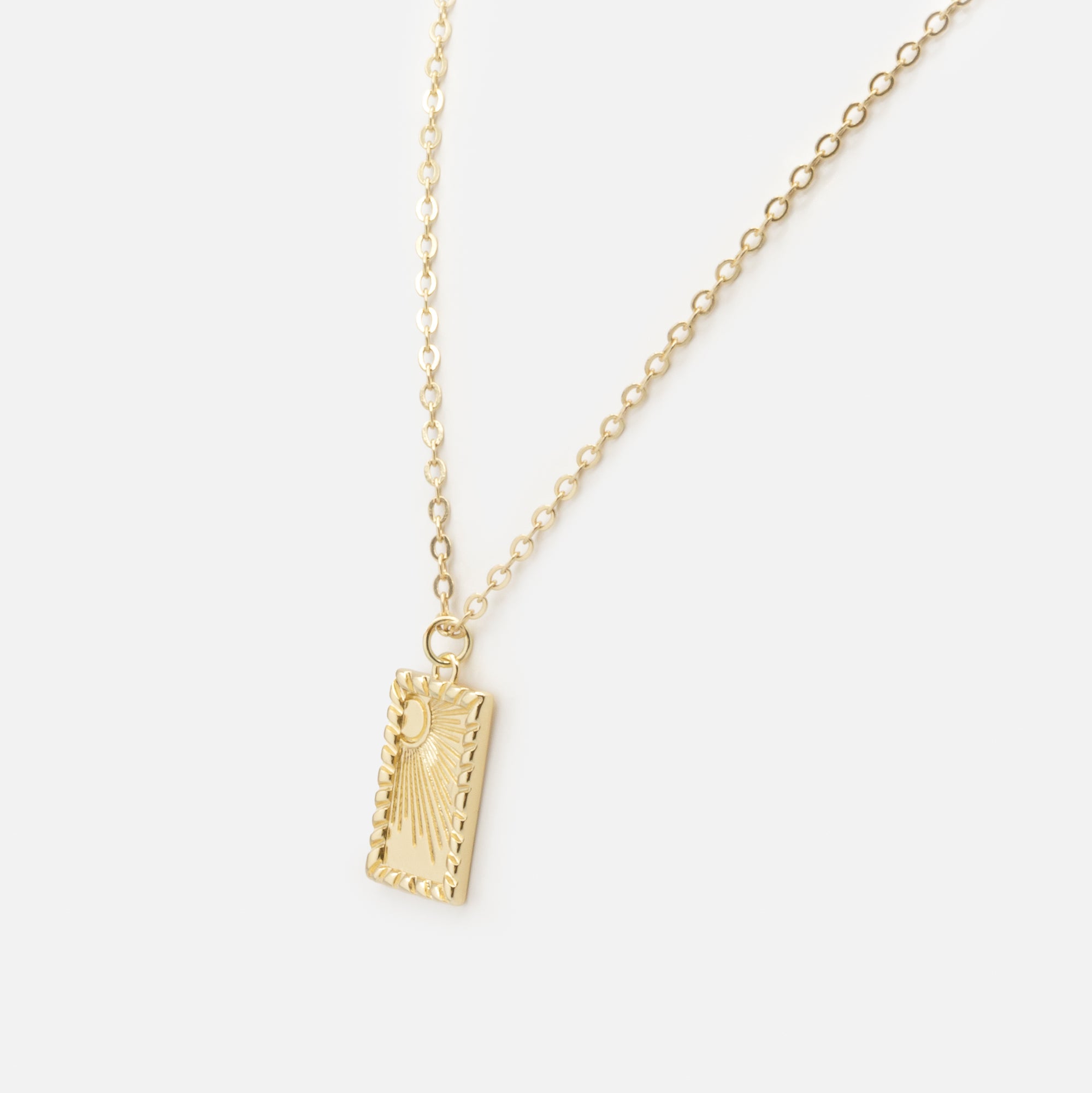 Collier doré avec breloque texturée soleil levant