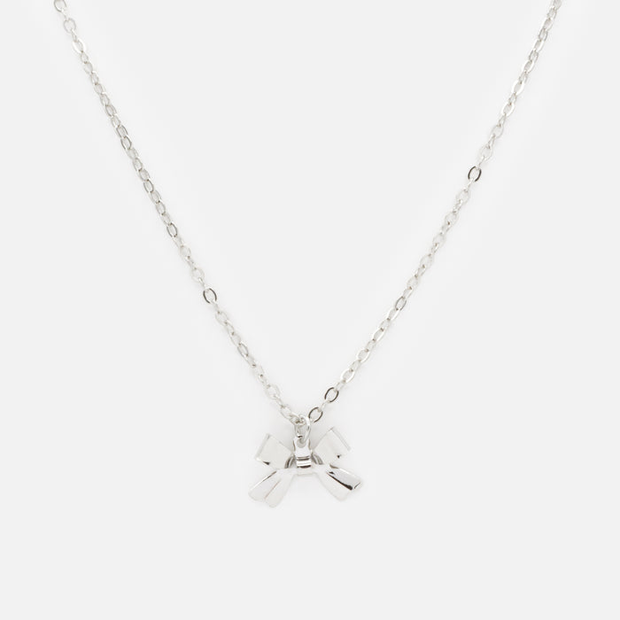 Collier argenté avec breloque boucle