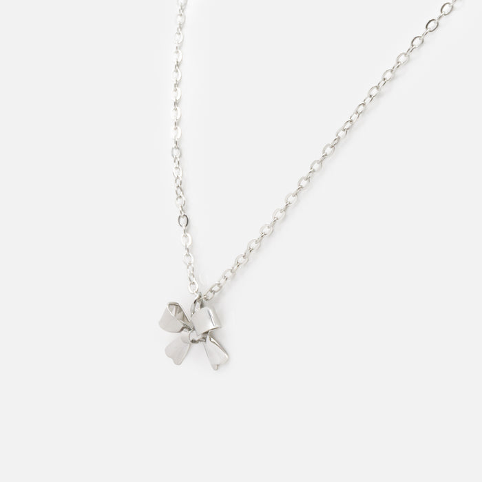 Collier argenté avec breloque boucle