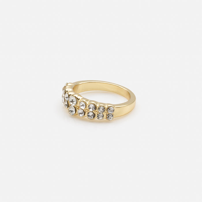 Ensemble de cinq larges bagues dorées de tailles variées avec zircons cubiques