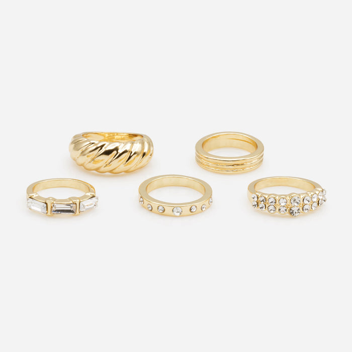 Ensemble de cinq larges bagues dorées de tailles variées avec zircons cubiques